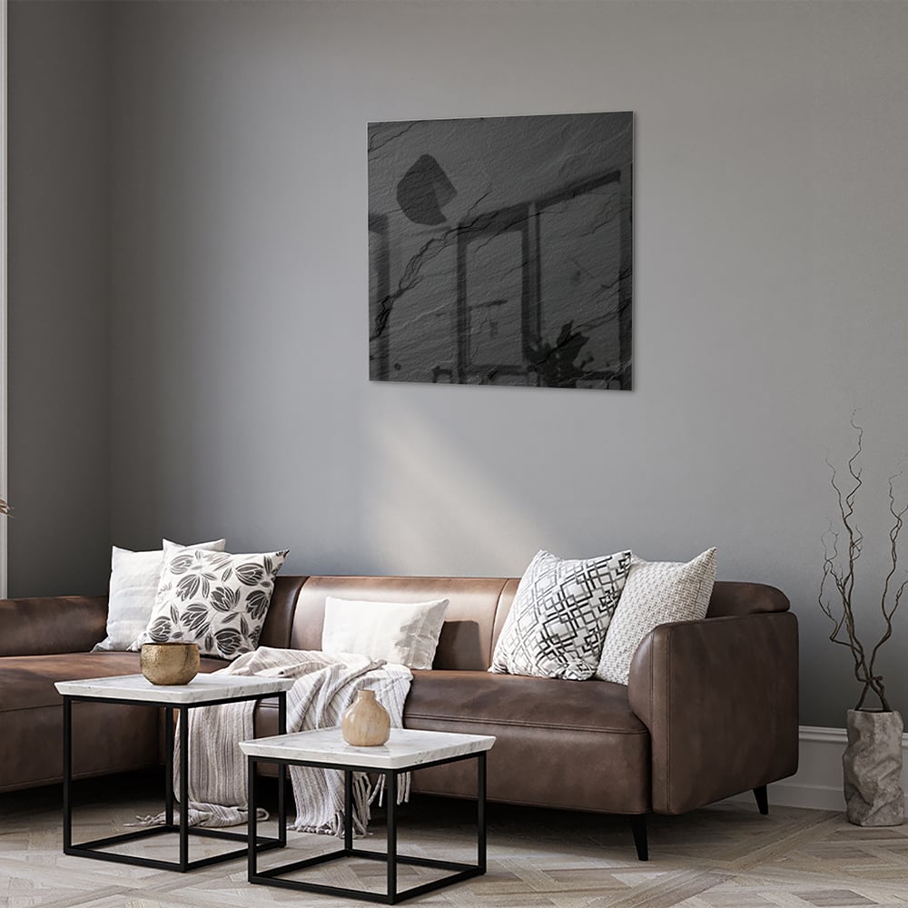 Modern glazen schilderij met abstracte zwart-witte patronen aan de muur.