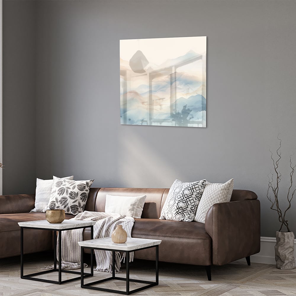 Glazen schilderij met een dromerig berglandschap in zachte blauwe en aardetinten.