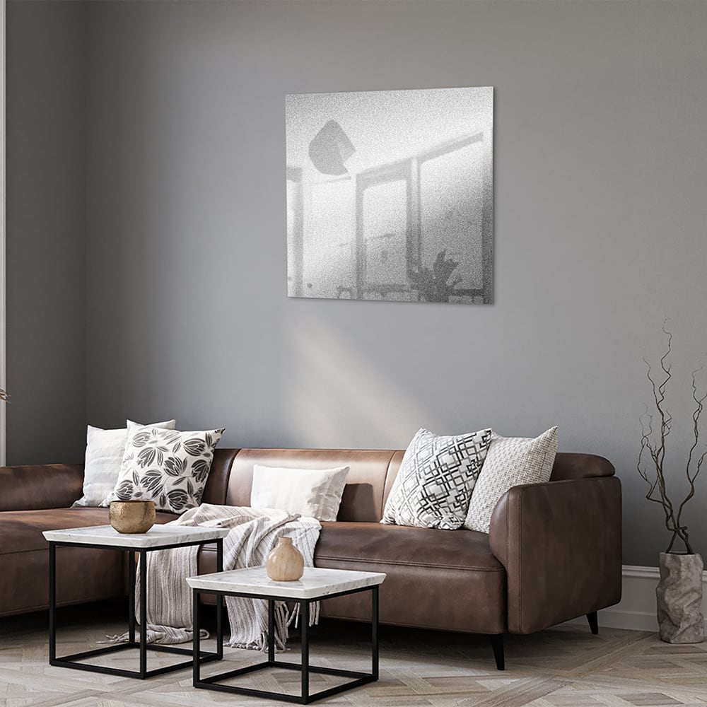Minimalistisch glazen schilderij met reflecties in een sfeervolle kamer