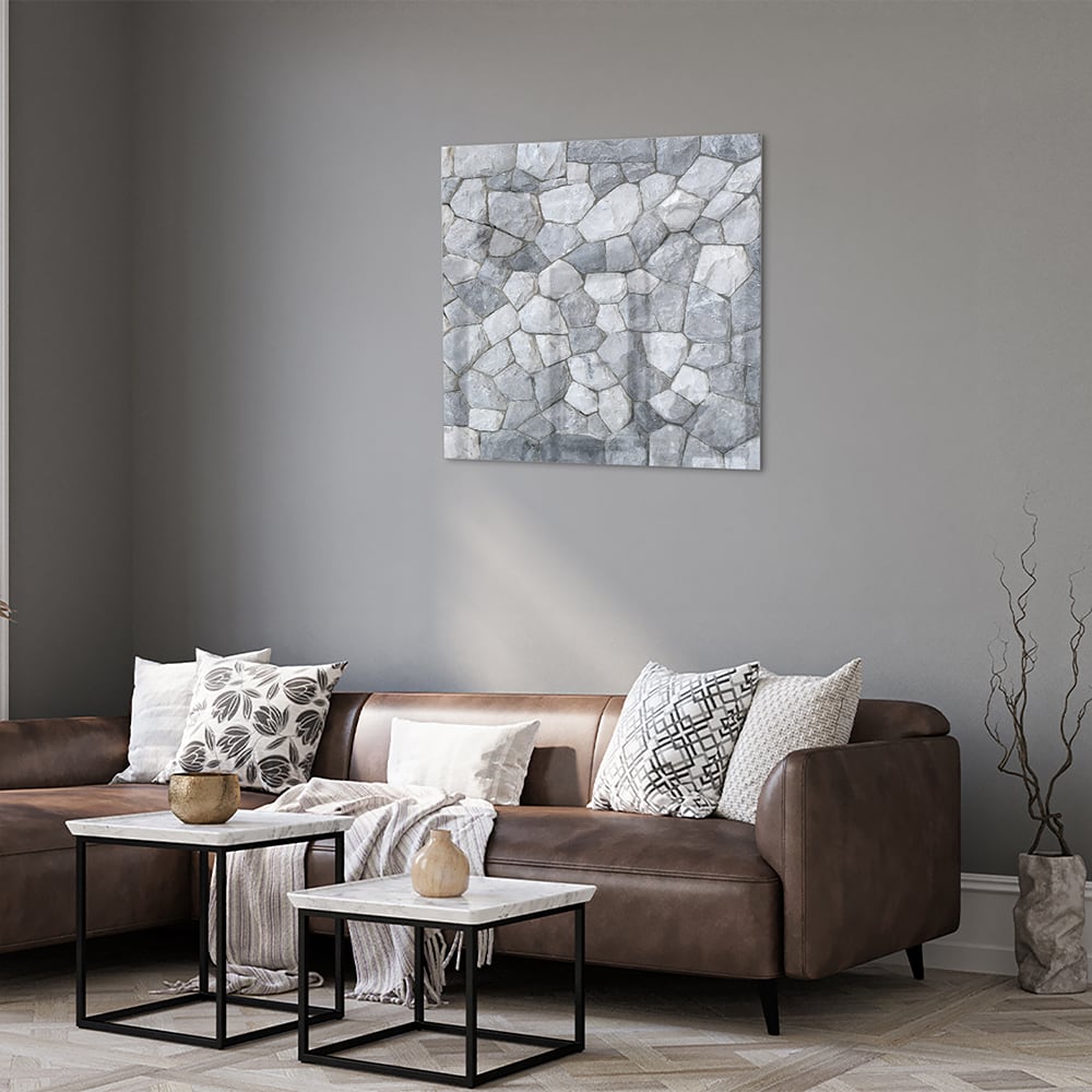 Glazen schilderij met een patroon van grijze stenen in een sfeervol interieur