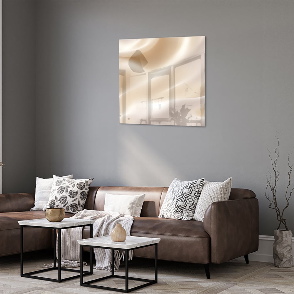 Minimalistisch glazen schilderij met warme tinten in een moderne woonkamer.