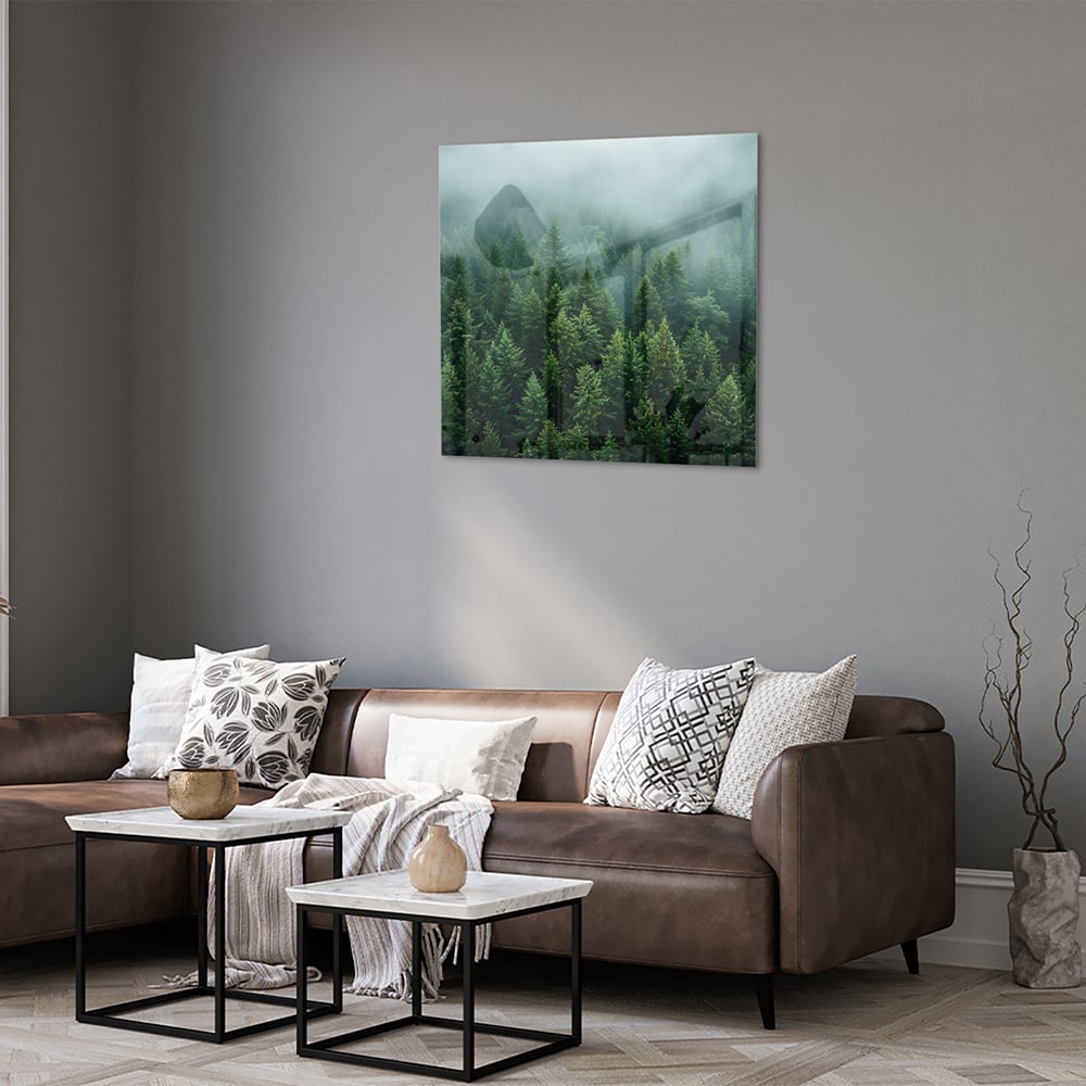Glazen schilderij van dennenbossen in mist aan de muur