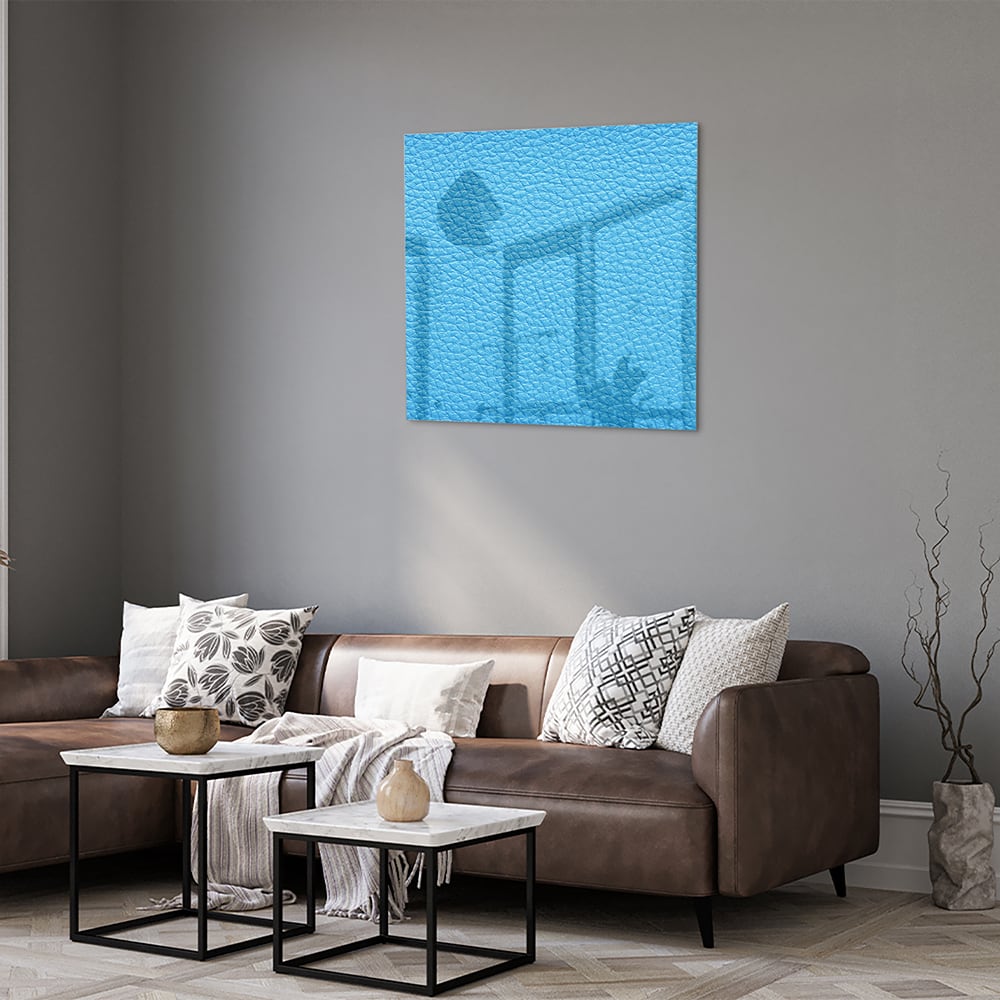 Blauw glazen schilderij met unieke textuur aan de muur in een moderne woonkamer