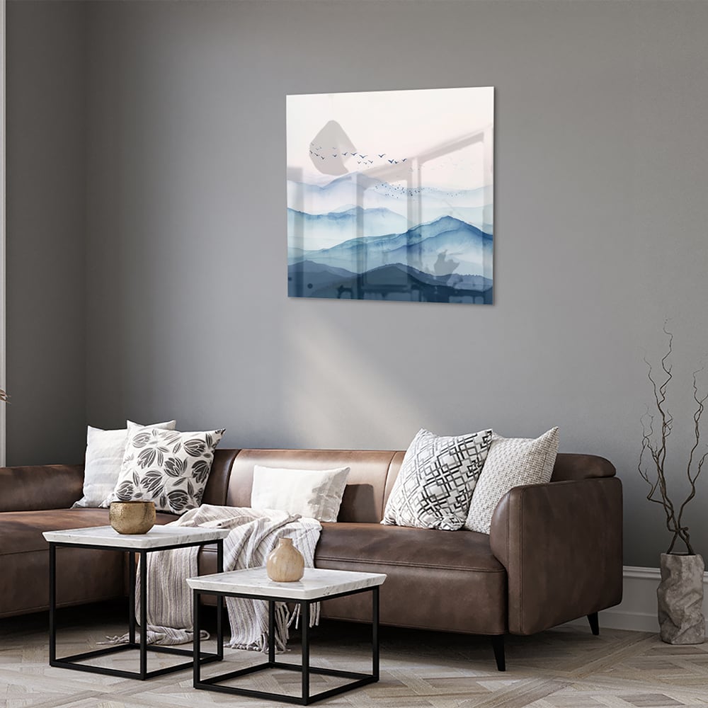 Glazen schilderij met blauwe bergen en pastelhemel, ideaal voor wanddecoratie.