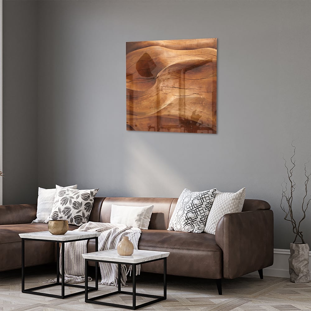 Abstract glazen schilderij met warme houttinten boven een moderne kast in een lichte woonkamer.