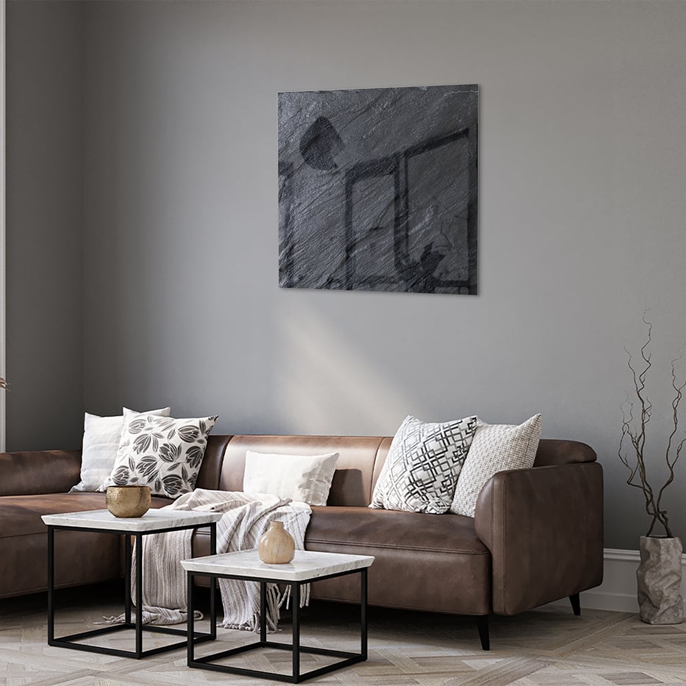 Modern glazen schilderij met abstracte zwart-witte textuur aan de muur.