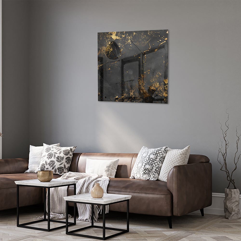 Modern glazen schilderij met abstracte gouden spatten op een zwarte achtergrond.