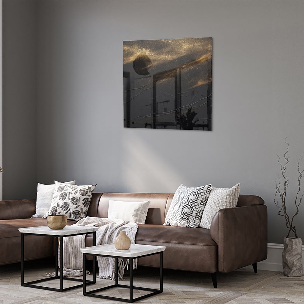 Elegant zwart glazen schilderij met gouden accenten aan de muur.