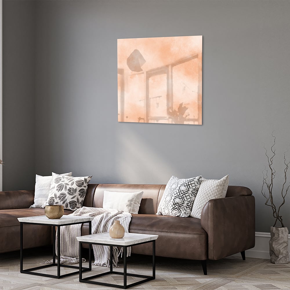 Glas schilderij in warme aardetinten hangt boven een houten kast in een moderne woonkamer.