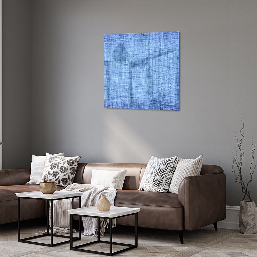 Blauw glazen schilderij aan de muur in een moderne woonkamer
