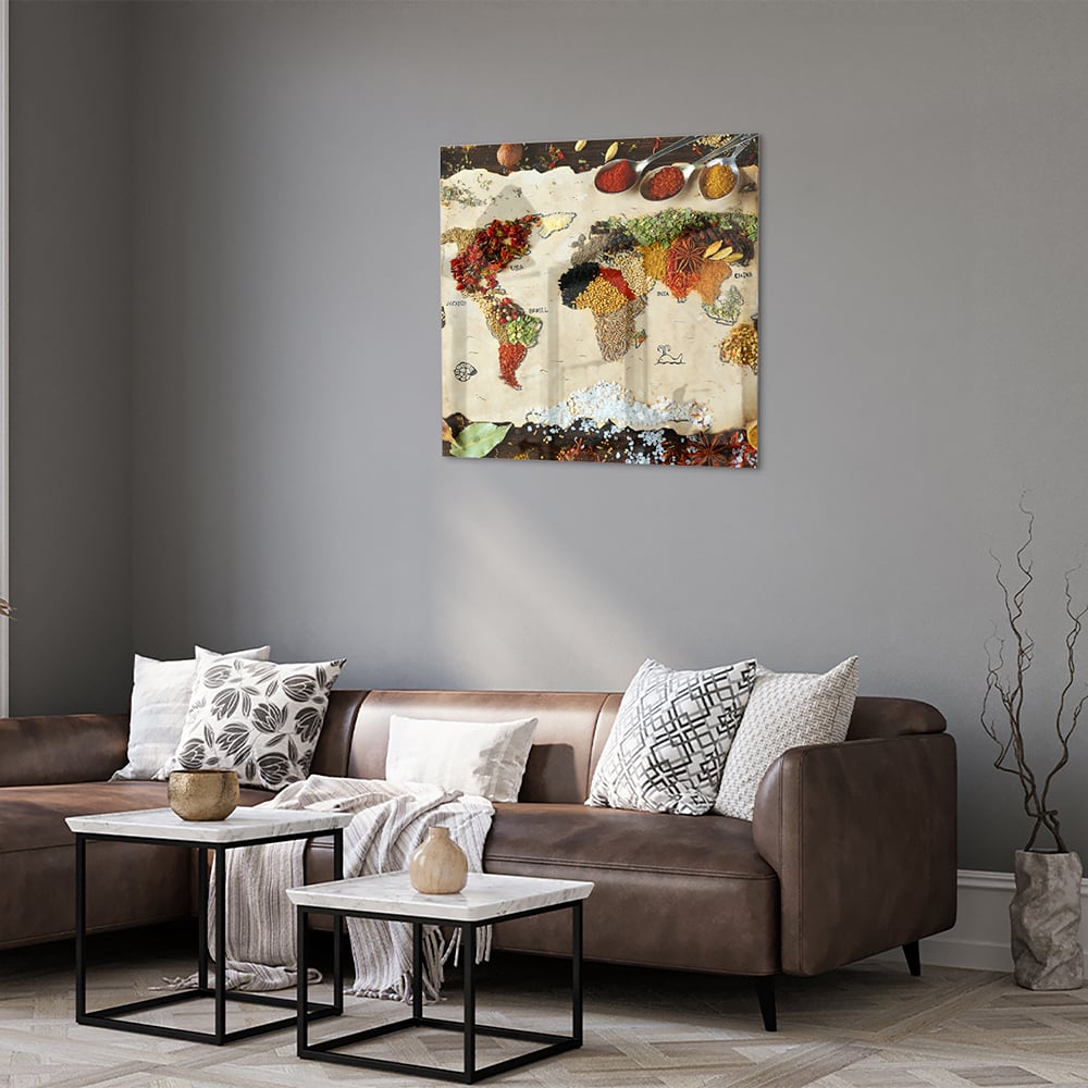 Kleurrijk glazen schilderij met een artistieke weergave van fruit en specerijen aan de muur.
