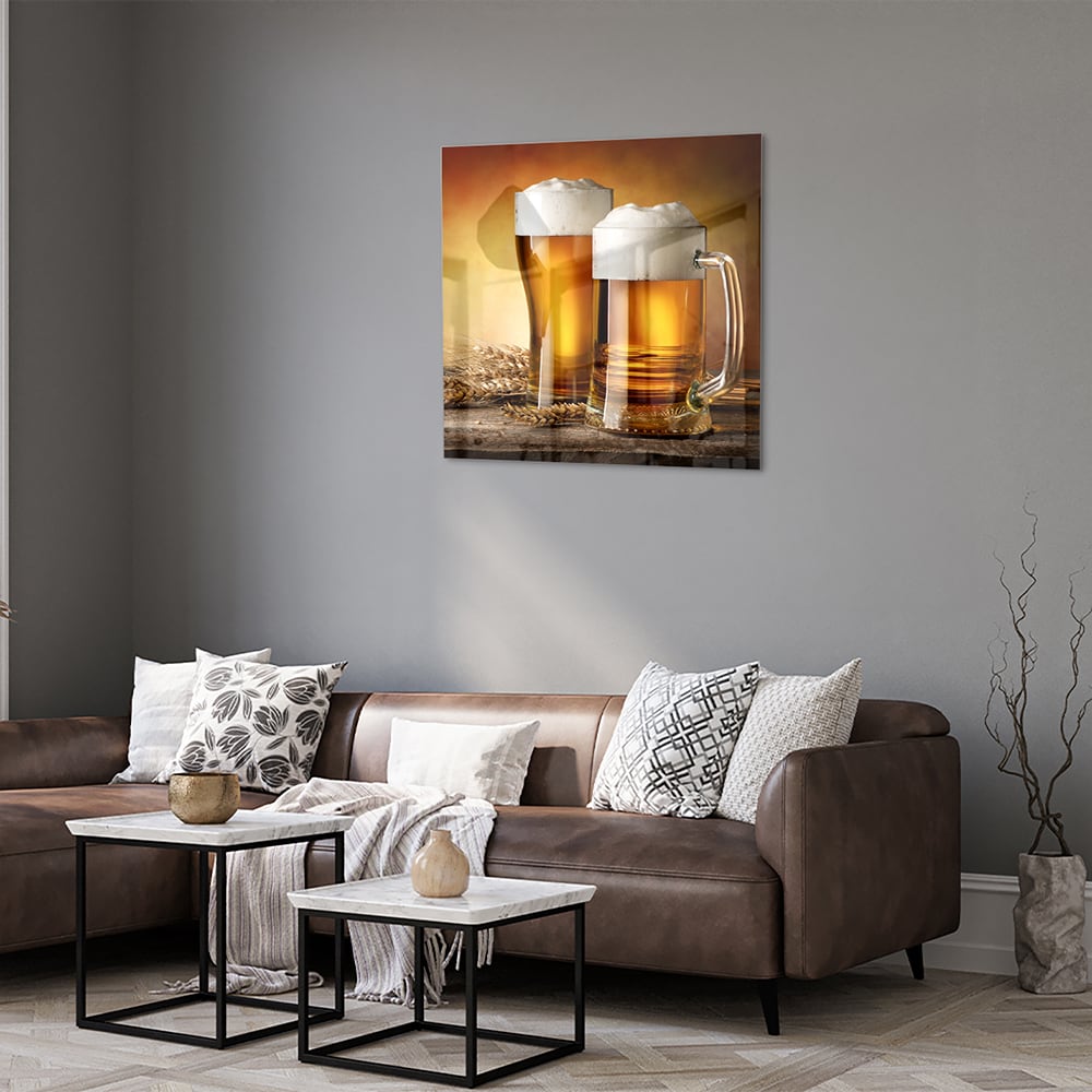 Glazen schilderij met twee volle bierglazen op een houten tafel
