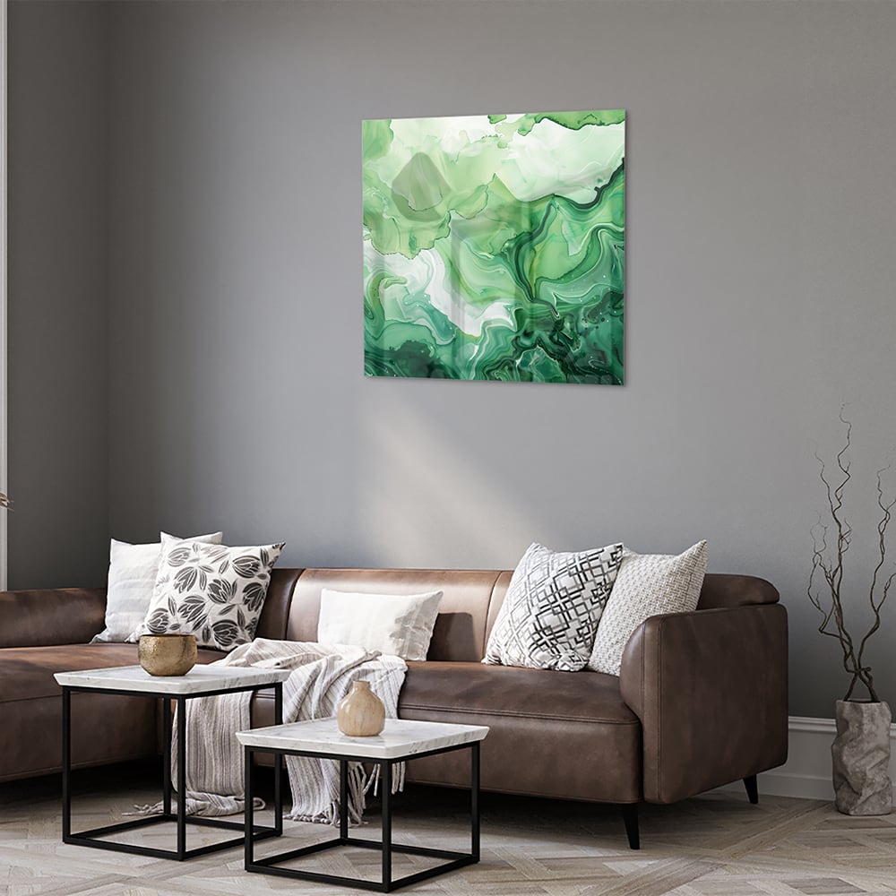 Een groen marmeren glazen schilderij dat hangt boven een kast in een moderne woonkamer.
