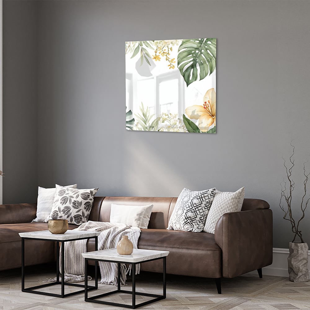 Glazen schilderij met tropische bladeren en botanische elementen aan een witte muur.