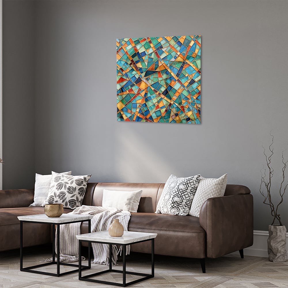 Kleurrijk abstract glazen schilderij aan de muur boven een houten meubel.