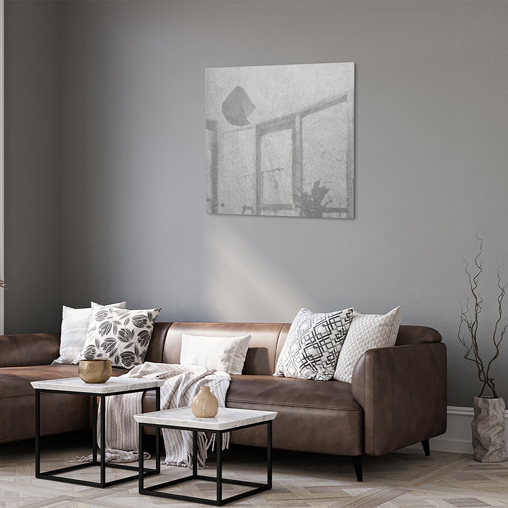 Minimalistisch glazen schilderij met handafdrukken aan de muur.