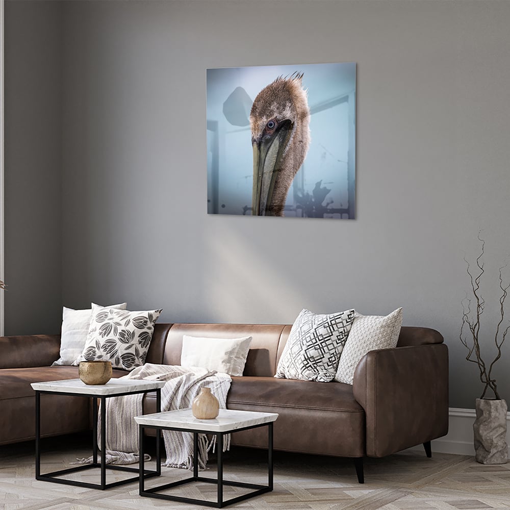 Glazen schilderij van een pelikan met een elegant design in een moderne woonkamer.