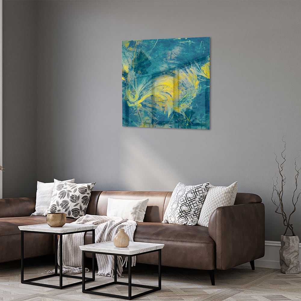 Abstract glazen schilderij met blauw en geel dat aan de muur hangt