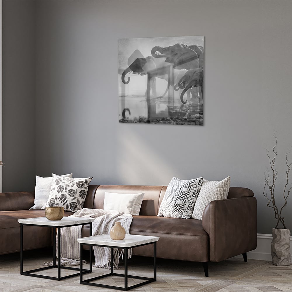 Glazen schilderij van olifanten in een moderne woonkamer