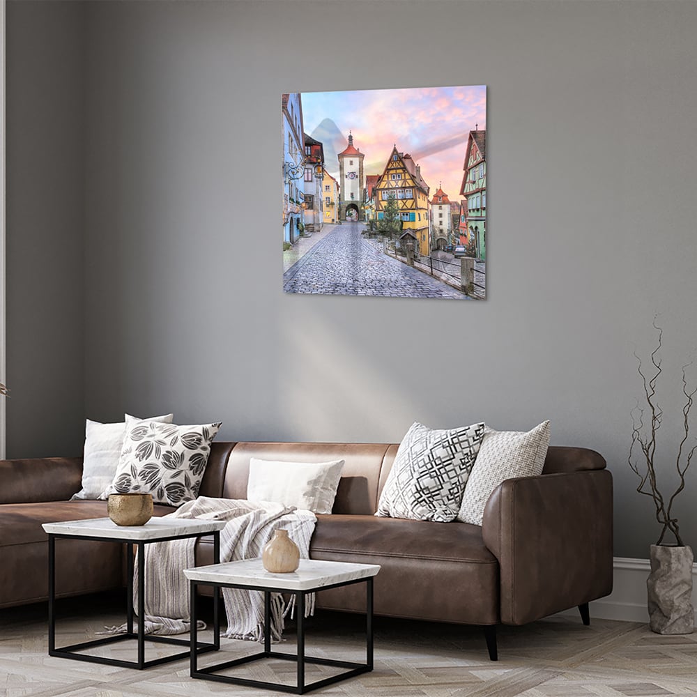 Glazen schilderij van een pittoreske straat met historische gebouwen en pastelkleuren