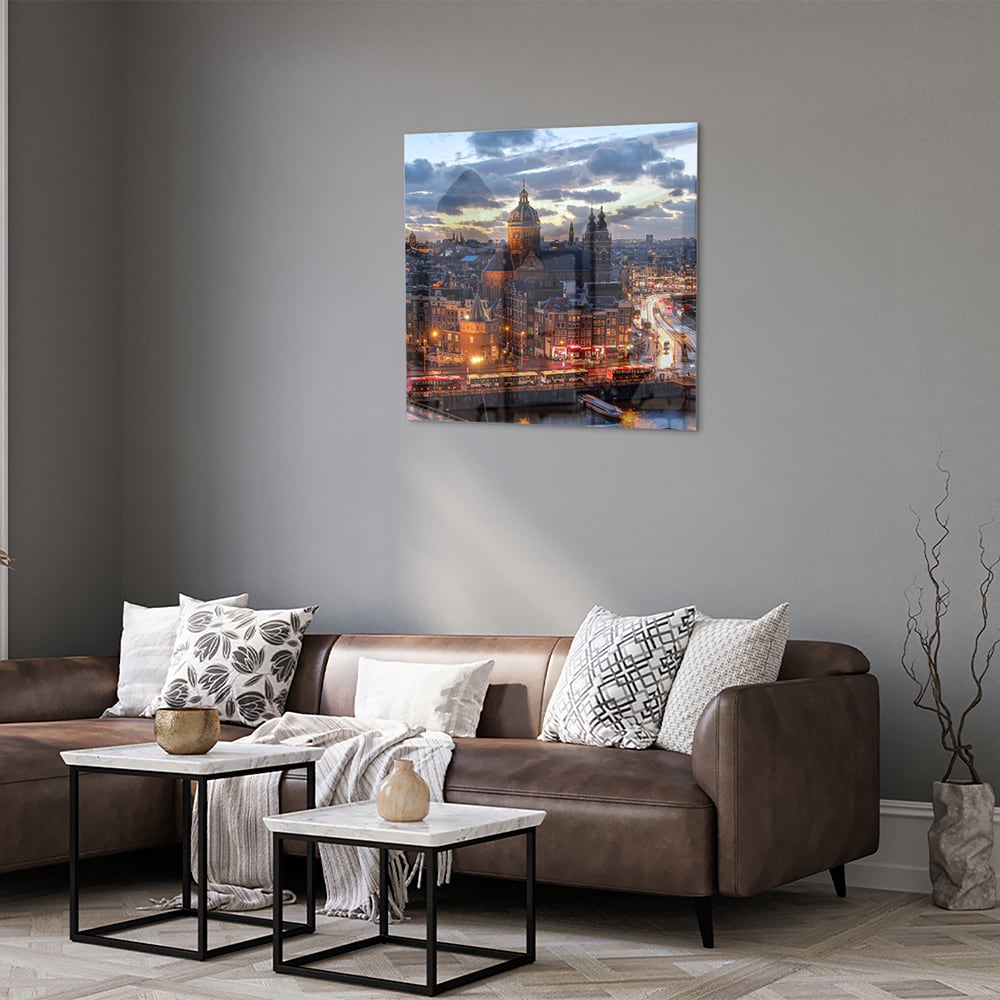 Glazen schilderij van een stedelijk landschap met stadslichten.