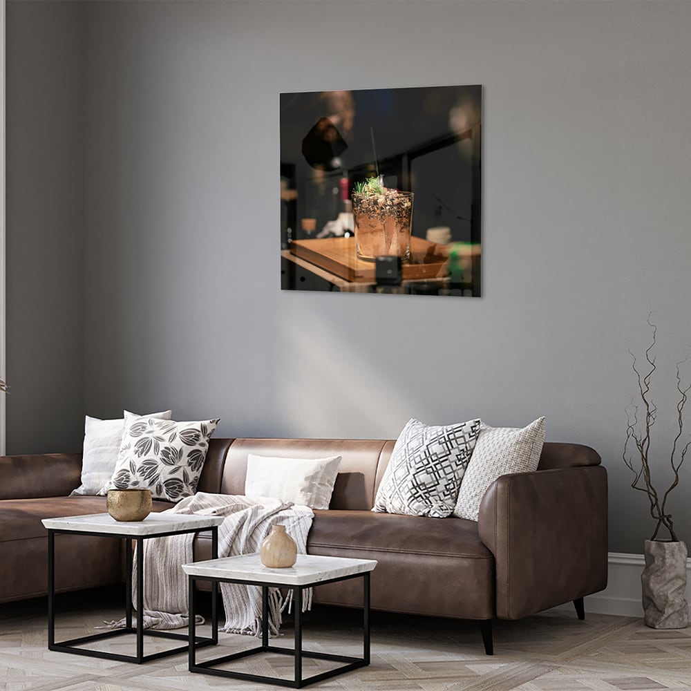 Glazen schilderij van een cocktail die sfeer en luxe uitstraalt.