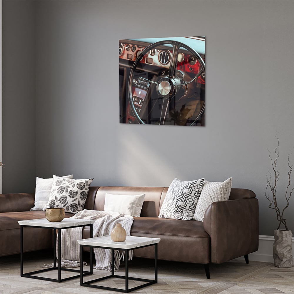 Glazen schilderij van een retro autostuur met dashboard details.
