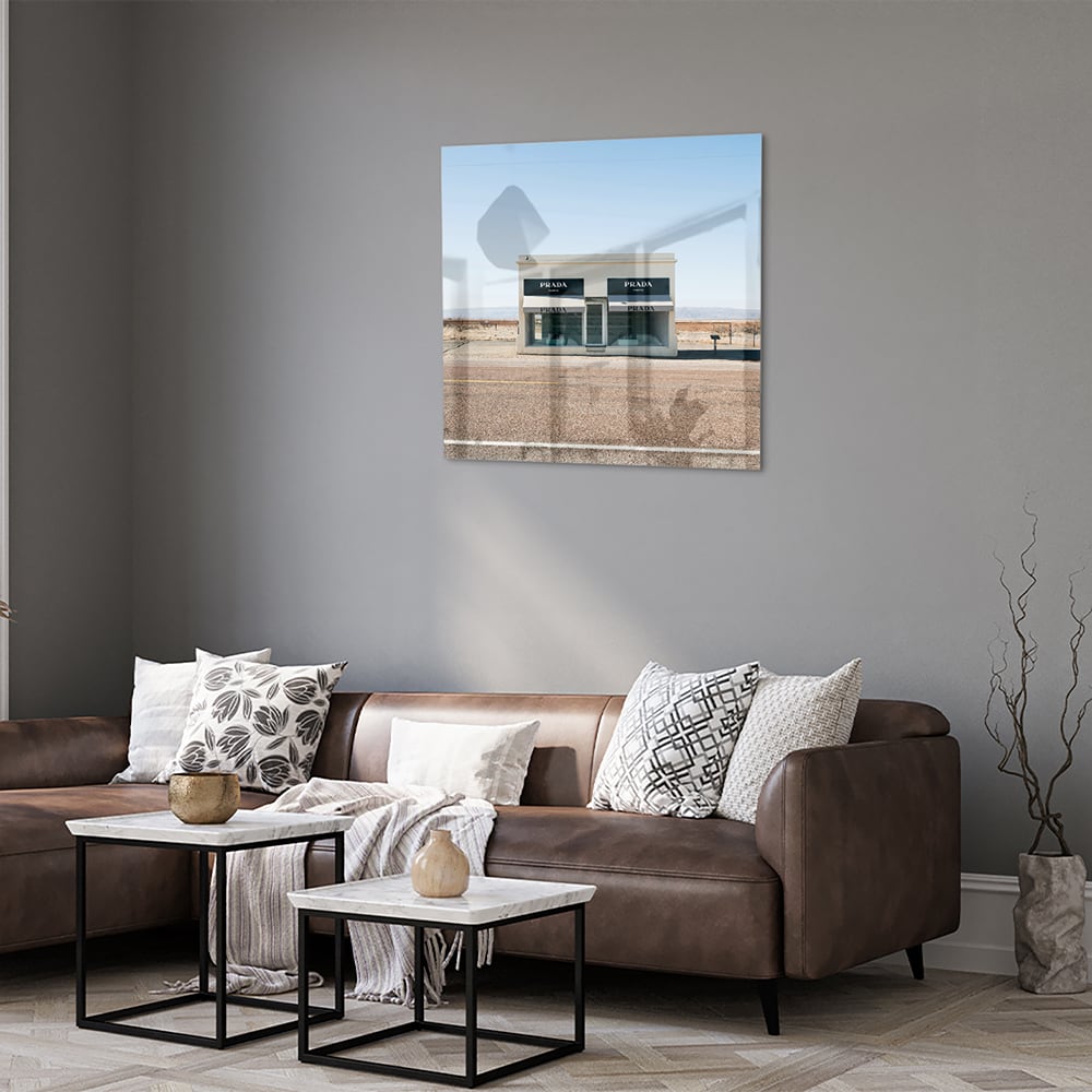 Glazen schilderij van een woestijnlandschap met moderne architectuur