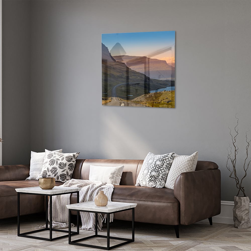 Glazen schilderij met uitzicht op bergen en een rivier in een modern interieur.