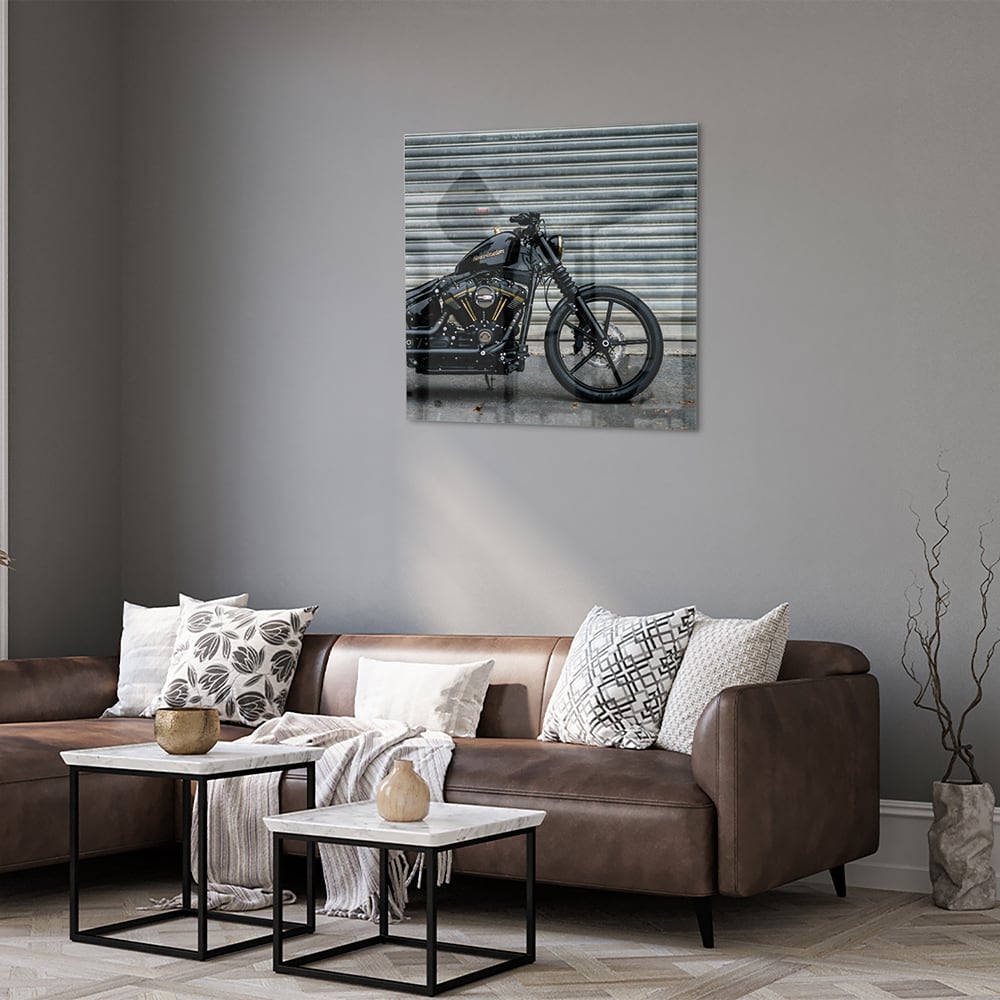 Glazen schilderij van een motor, perfect voor wanddecoratie in een modern interieur.