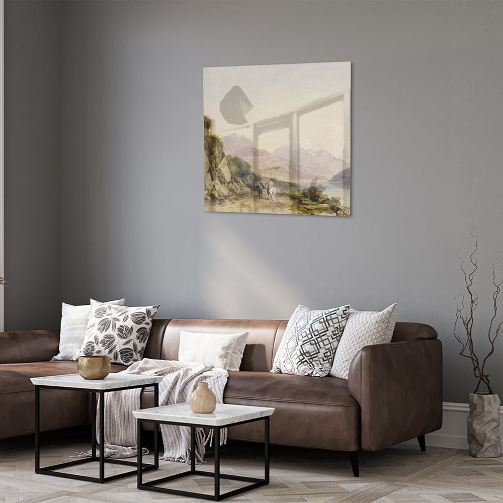 Glazen schilderij van een serene natuurlijke landschaapscne met bergen en water.