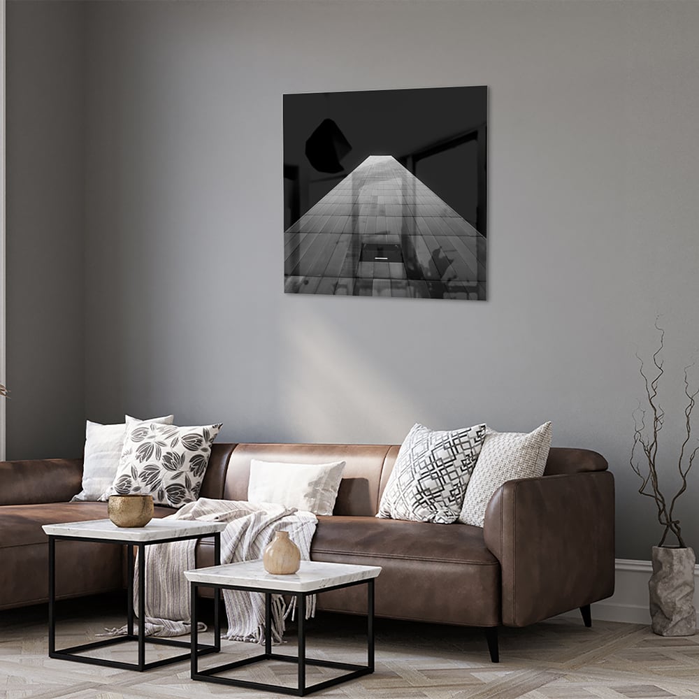 Minimalistisch glazen schilderij met lichtinval op houten vloer