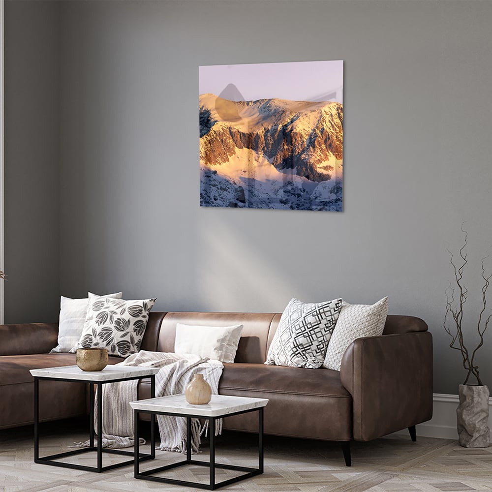 Glazen schilderij van een berglandschap met zonovergoten toppen en sneeuw