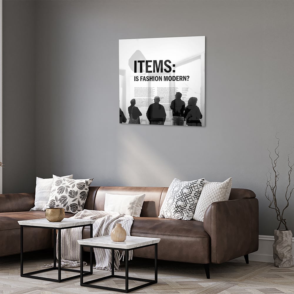 Glazen schilderij met de tekst 'ITEMS: IS FASHION MODERN?', stijlvol gepresenteerd boven een houten meubel.