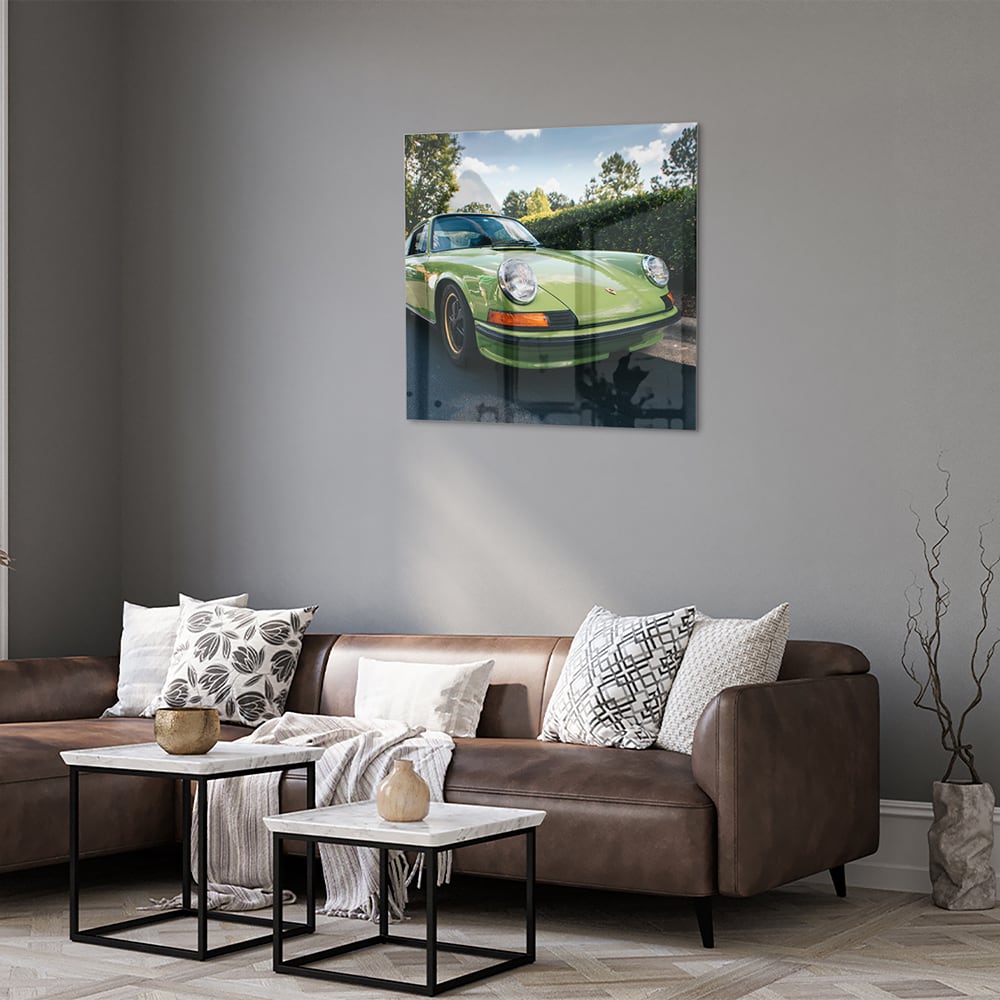 Glas schilderij van een groene Porsche aan de muur in een stijlvol interieur