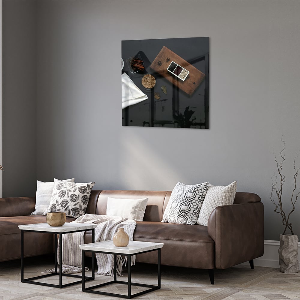 Glazen schilderij met een houten plank, koffie en notities op een tafel