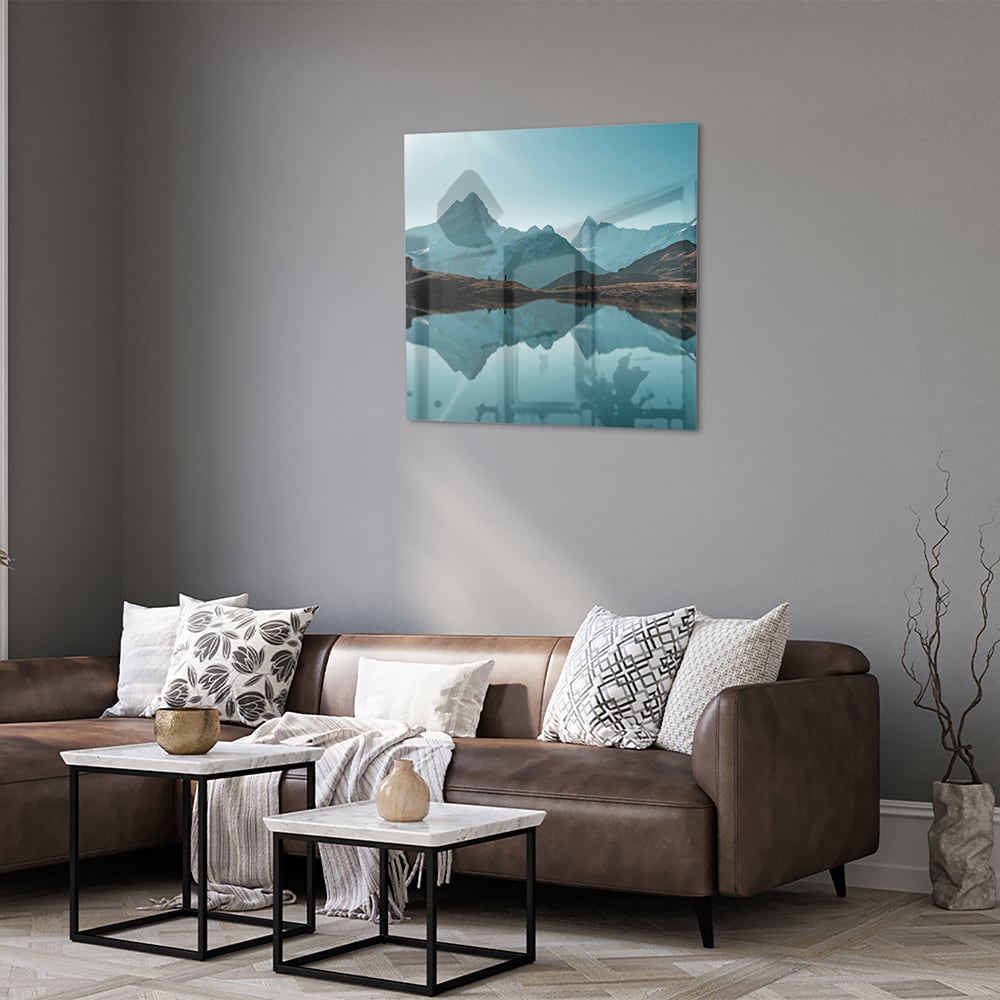 Glazen schilderij met bergen en reflecties in water.