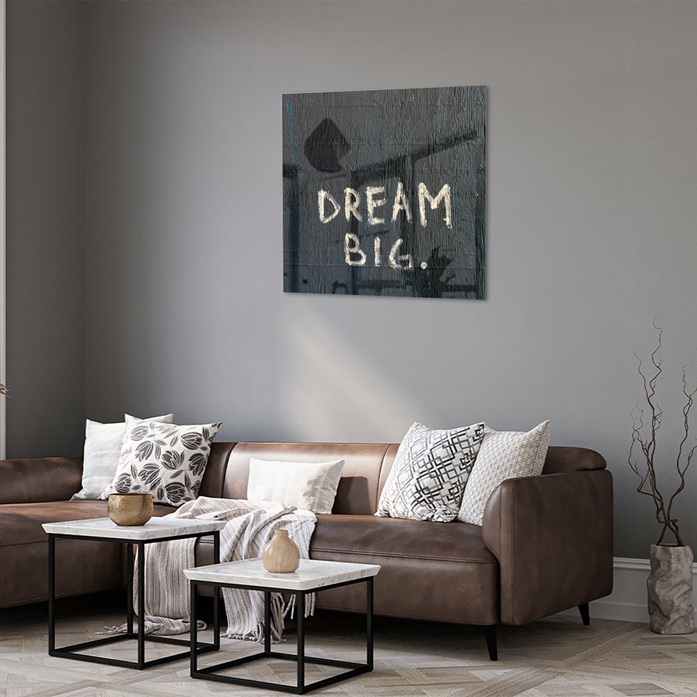 Glas schilderij met tekst 'DREAM BIG' in modern interieur