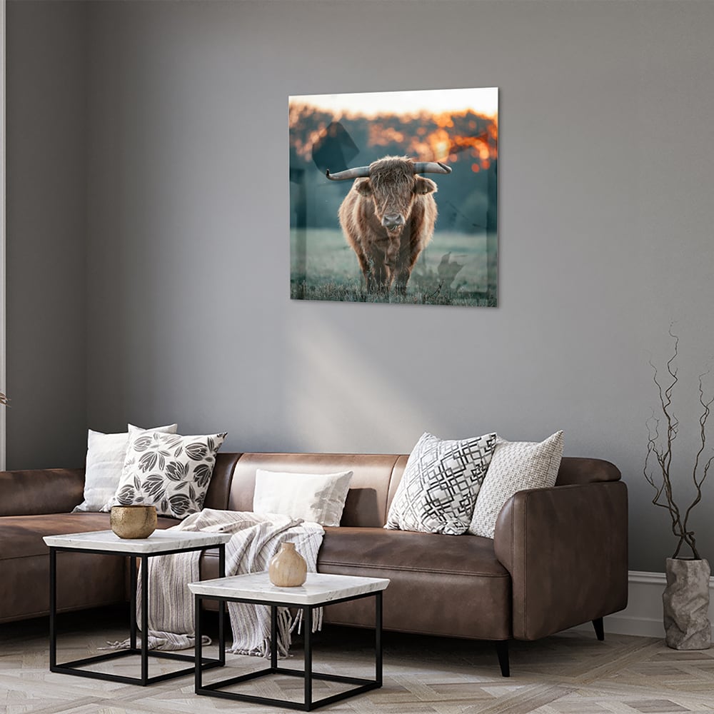 Glazen schilderij van een Schotse Hooglander in een natuurlijke setting.