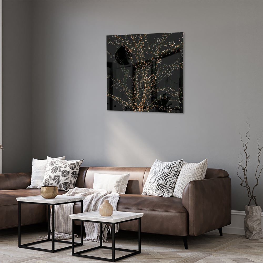 Abstract glazen schilderij met gouden takken op een zwarte achtergrond