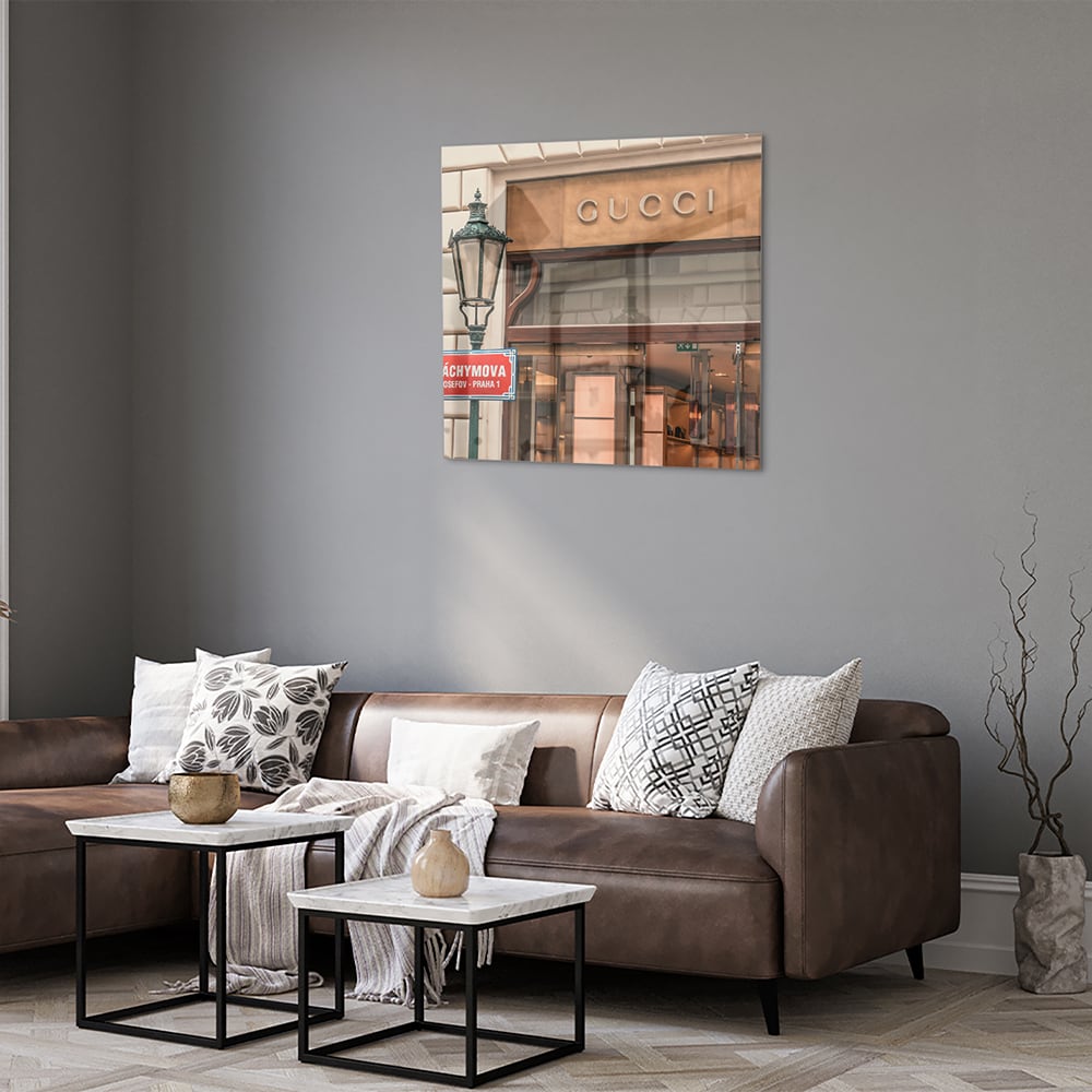 Glazen schilderij met Gucci etalage en vintage lantaarn, perfect voor wanddecoratie.