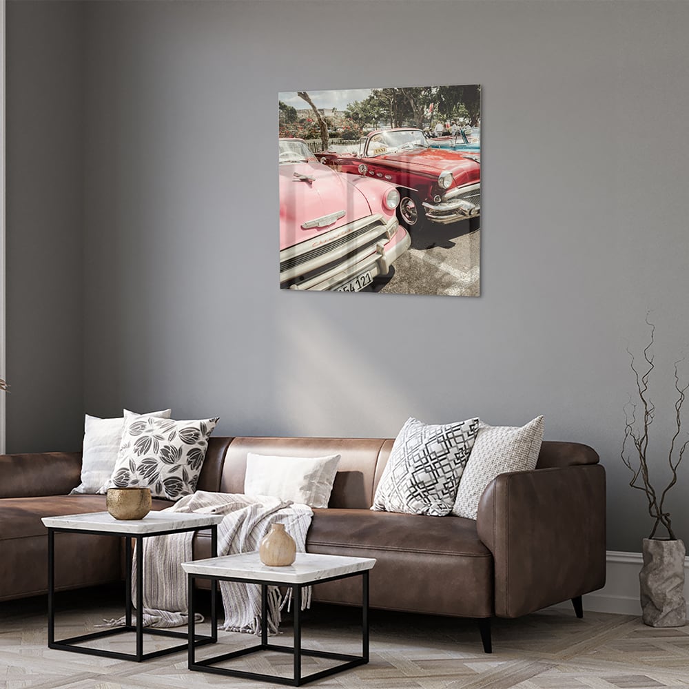 Glazen schilderij met retro auto's in roze, rood en blauw, perfect voor moderne interieurs.
