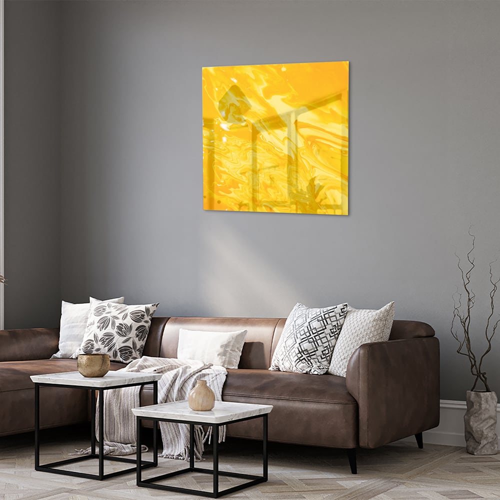 Abstract geel glazen schilderij aan de muur in een moderne woonkamer.