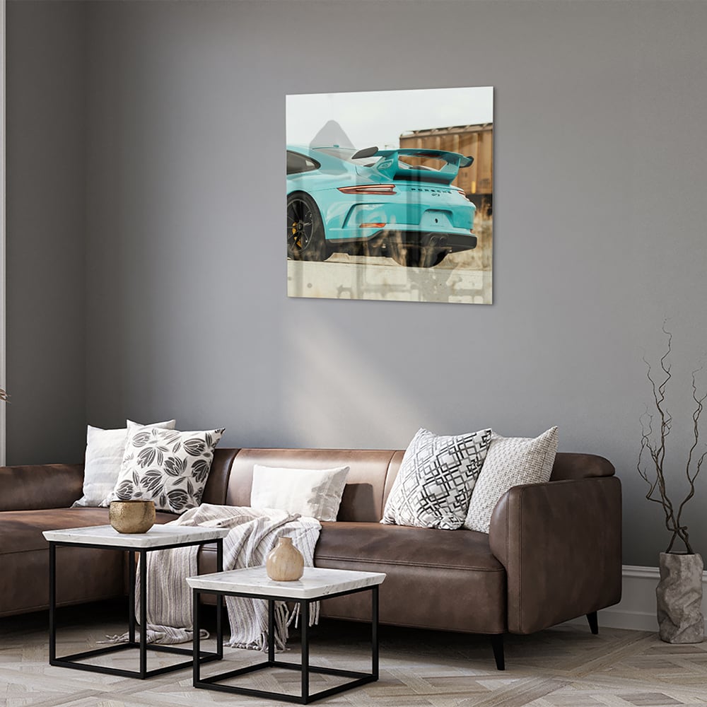 Glazen schilderij van een turquoise sportauto aan de muur in een moderne woonkamer