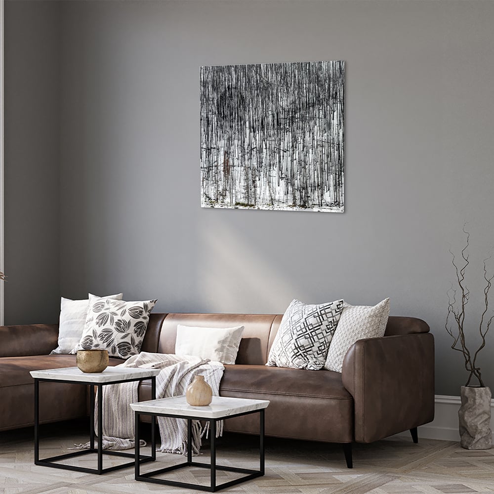 Minimalistisch glazen schilderij met een boslandschap, perfect voor moderne interieurs.