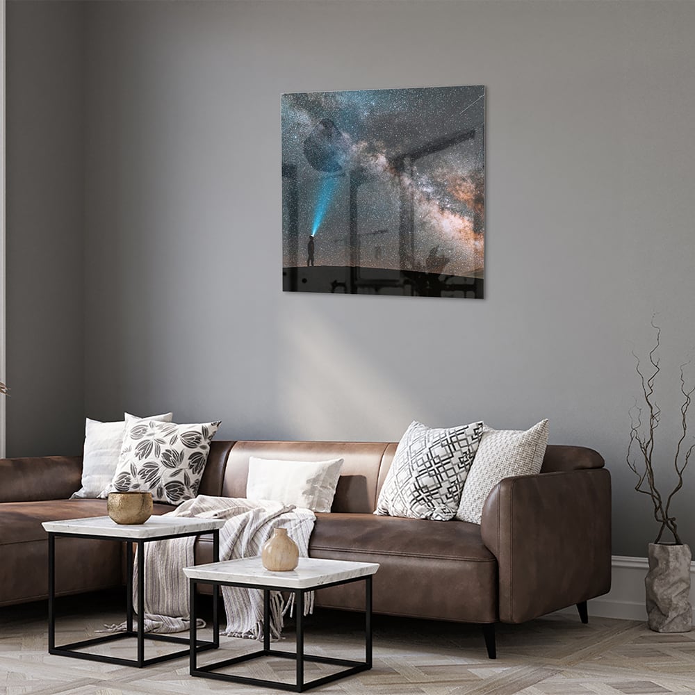 Glazen schilderij van een sterrenhemel met een lichtstraal.