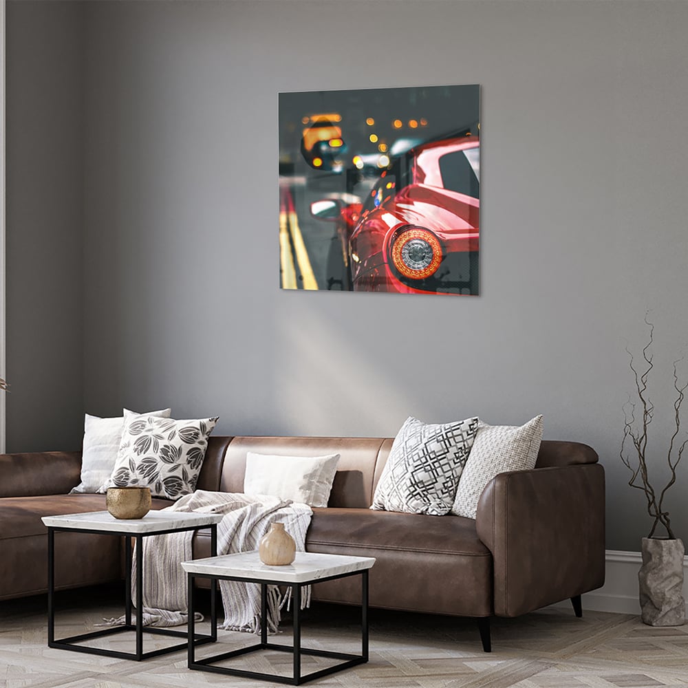 Glazen schilderij van een rode auto in een stedelijke omgeving