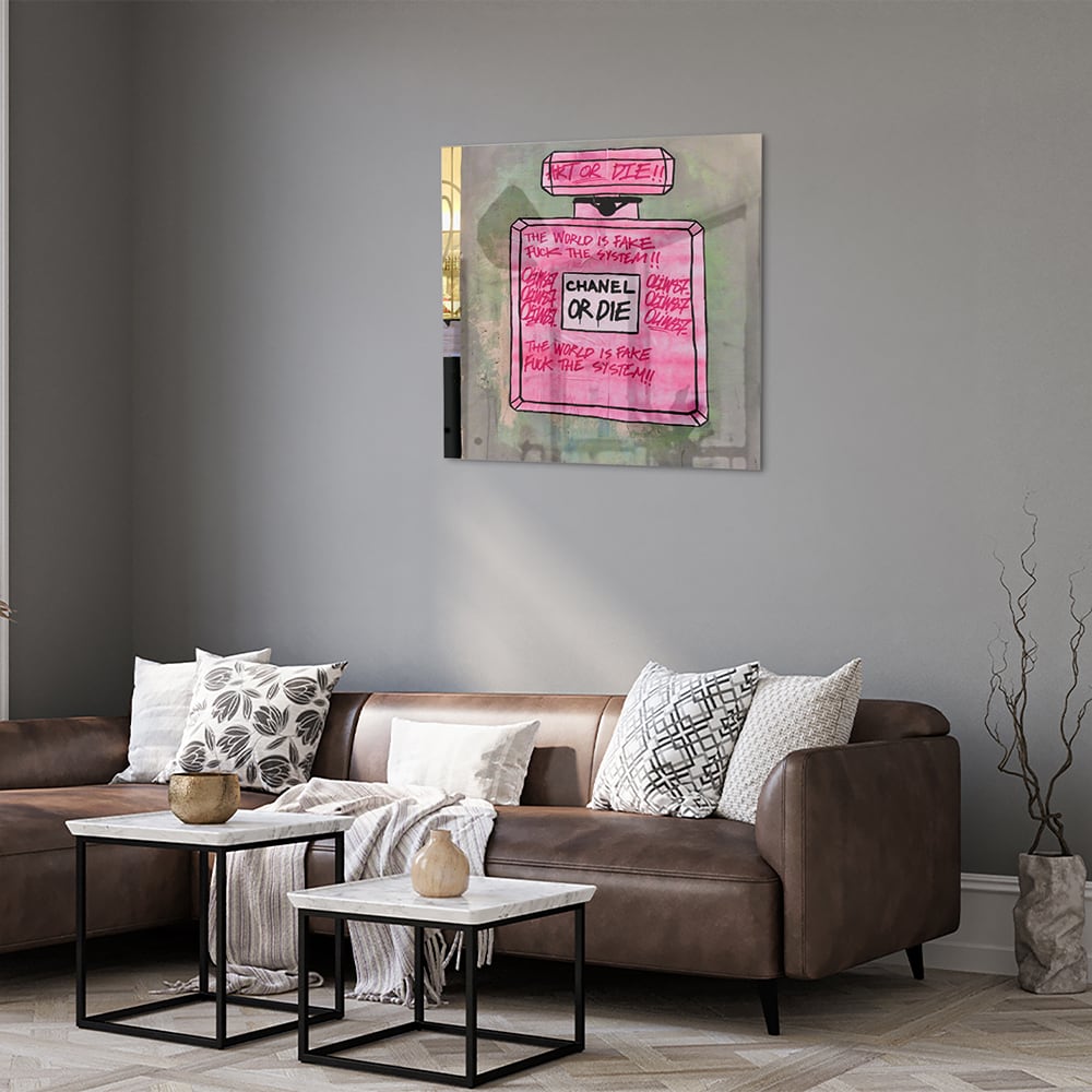 Glazen schilderij met de tekst 'Chanel or Die' in felle kleuren aan de muur.
