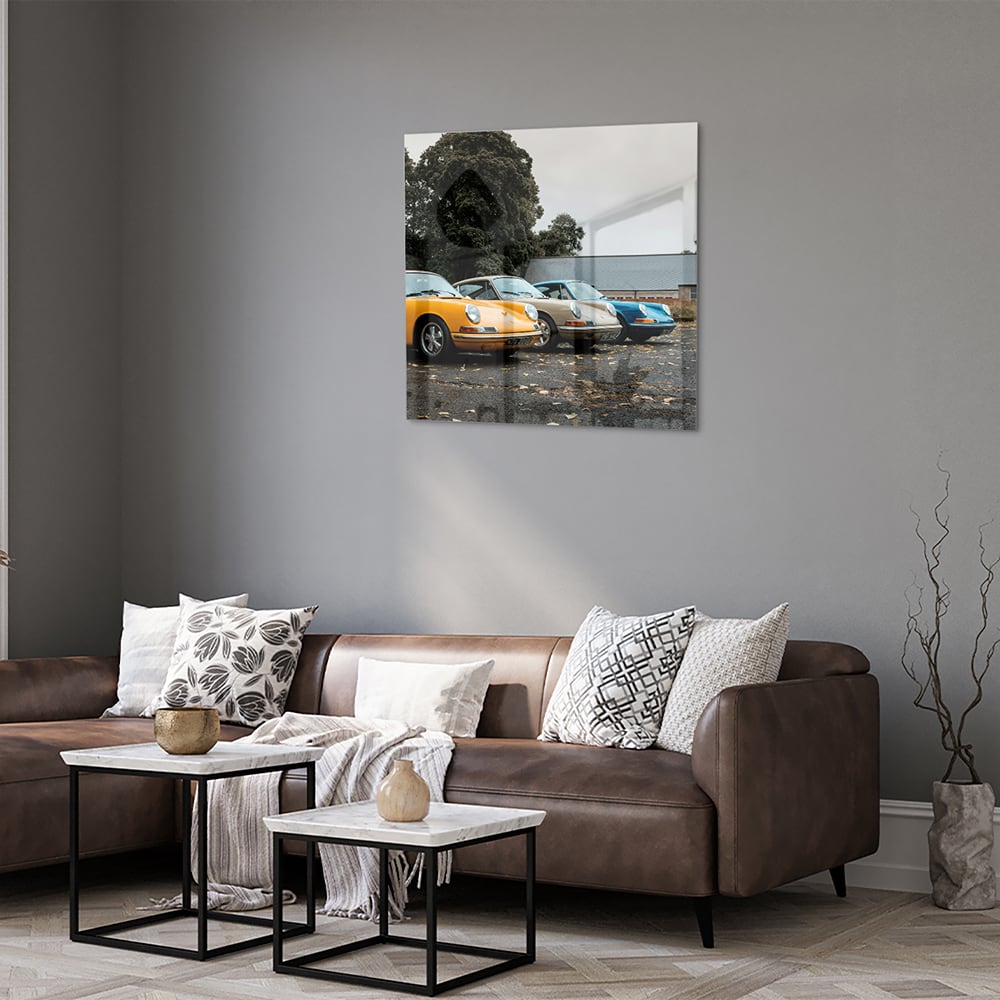 Glazen schilderij van een gele auto in een moderne woonkamer