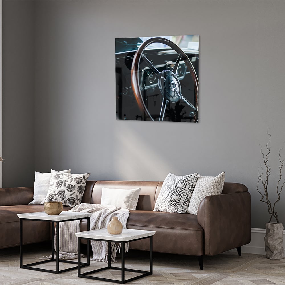 Glazen schilderij van een vintage autostuur aan de muur